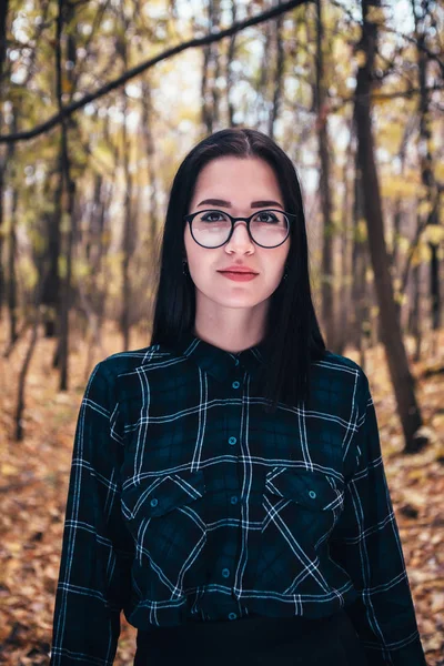 Retrato Uma Jovem Mulher Floresta Outono — Fotografia de Stock