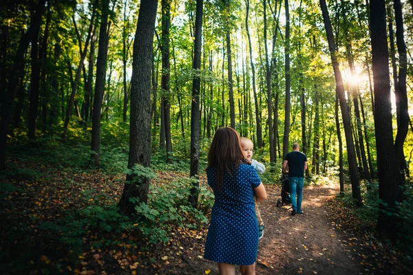 Glückliche Familie Mit Sohn Hintergrund Wald — Stockfoto