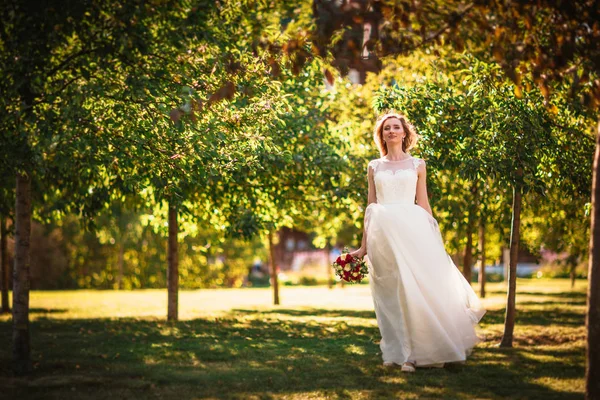秋の森の背景に幸せな若い花嫁 — ストック写真