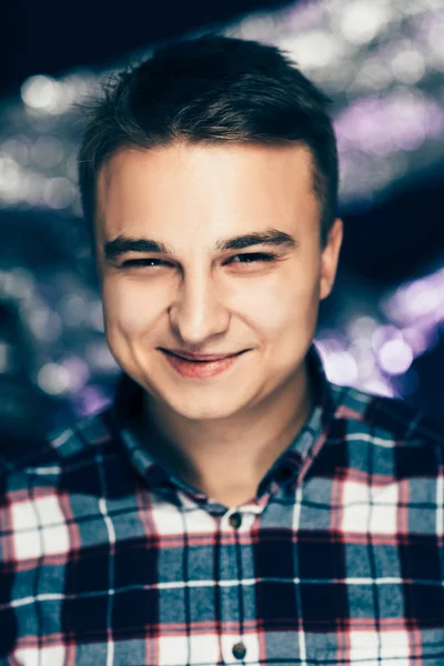 Porträt Eines Jungen Mannes Auf Verschwommenem Hintergrund — Stockfoto