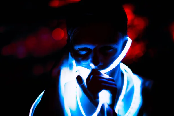 Portret Man Strip Licht Led Tape Donkere Achtergrond — Stockfoto