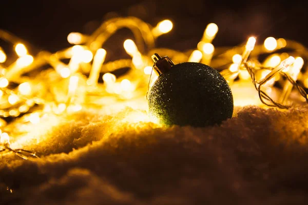 Bola Natal Azul Guirlanda Luminosa Neve — Fotografia de Stock