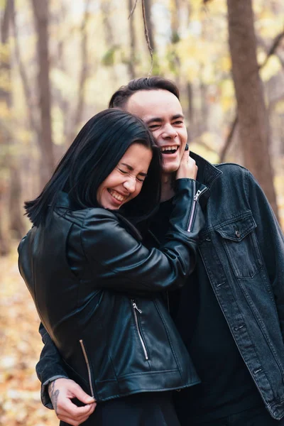 Portret Van Een Jonge Vrouw Een Man Lopen Herfst Bos — Stockfoto