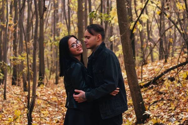 Das Mädchen Und Der Kerl Spazieren Herbstwald — Stockfoto