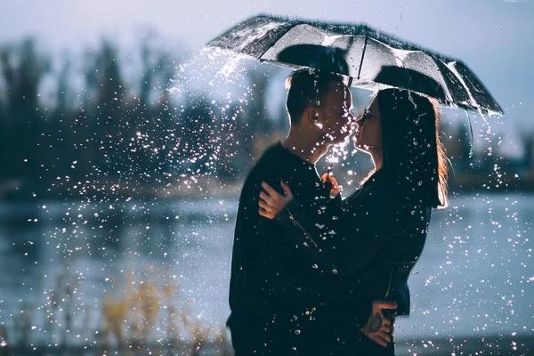 Jeune Couple Debout Sous Parapluie Sombre — Photo