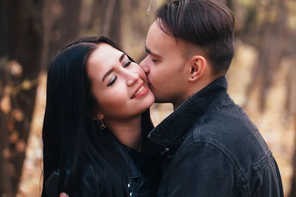 Porträtt Ung Kvinna Och Man Som Vandrar Skogen Höst — Stockfoto