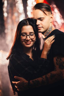 İki parlak bir arka plan üzerinde moda giysiler içinde.