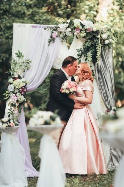 Gelin ve damat düğün töreni arka plan doğa üzerinde üzerinde.