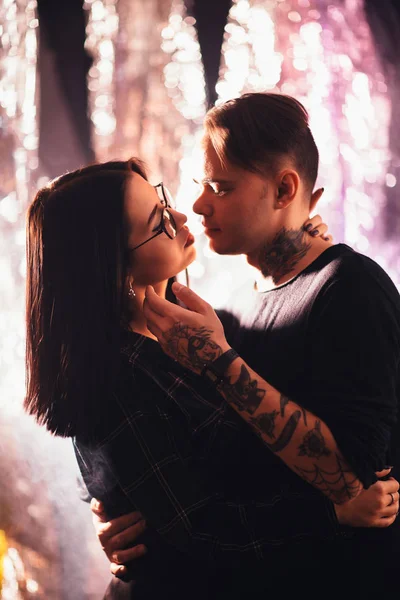 İki parlak bir arka plan üzerinde moda giysiler içinde.