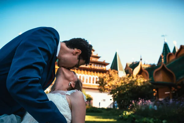 Walk Young Bride Groom Old House Background — Stock Photo, Image