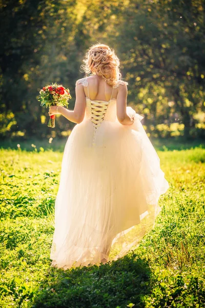 Красивая Молодая Невеста Фоне Сада — стоковое фото