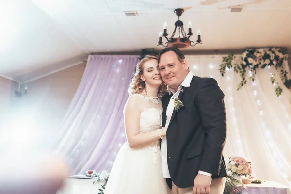 Novia Novio Primero Bailando Sobre Fondo Restaurante — Foto de Stock