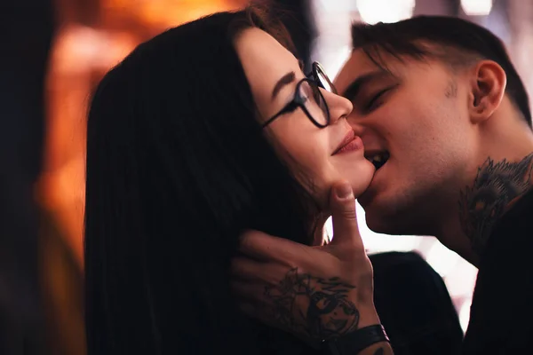 Mann und Mädchen küssen Nahaufnahme auf hellem Hintergrund. — Stockfoto