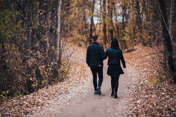 那个女孩和那个家伙在秋林里散步 — 图库照片