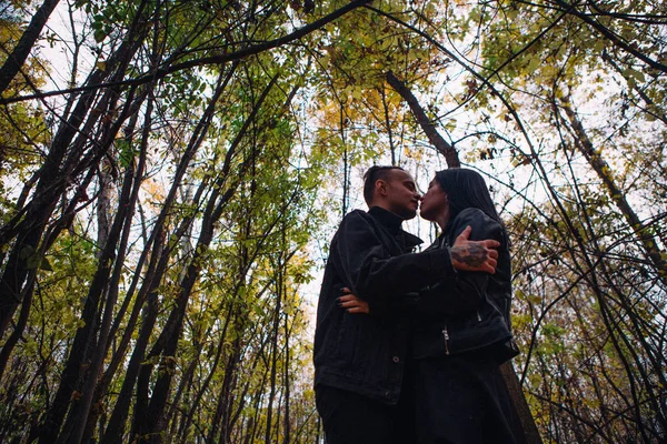 Kız ve adam sonbahar ormanda yürüyor — Stok fotoğraf