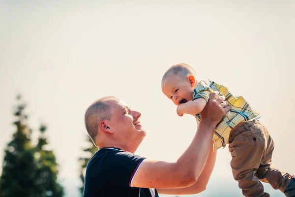 Szczęśliwy tata i dziecko na tle natury — Zdjęcie stockowe