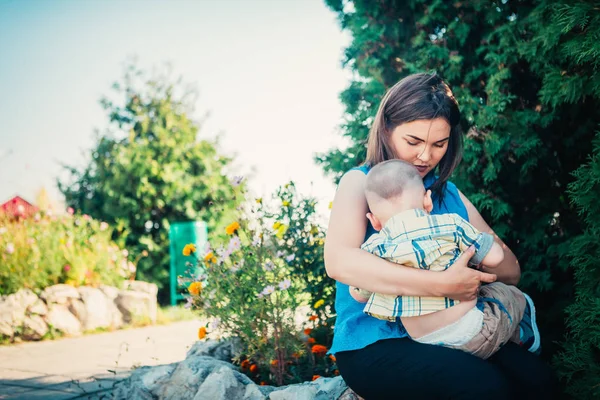 自然の背景に幸せな母親と幼児の息子 — ストック写真
