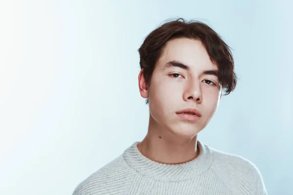 白い背景のグレーのセーター スタジオ肖像画の若い男 — ストック写真