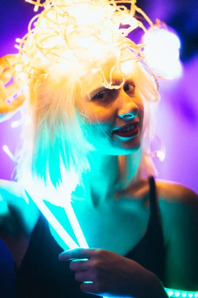 Portre kız Strip ışık bandı koyu renk arka plan üzerinde — Stok fotoğraf