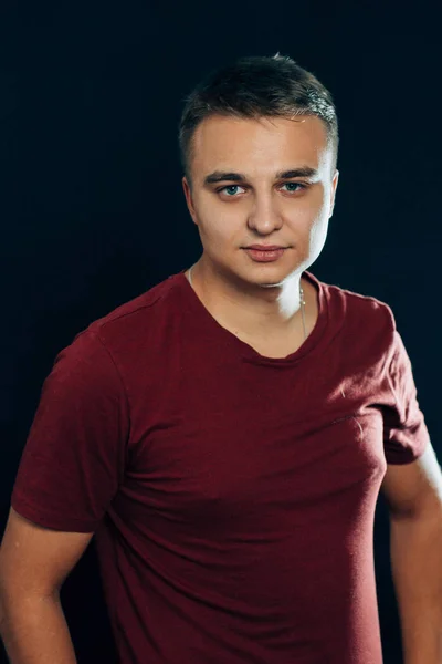 Porträt eines jungen Mannes auf dunklem Hintergrund — Stockfoto
