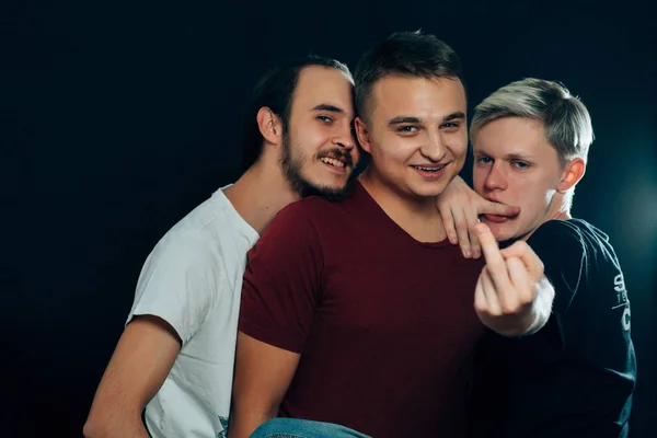 Trzech facetów są gejami na ciemnym tle — Zdjęcie stockowe