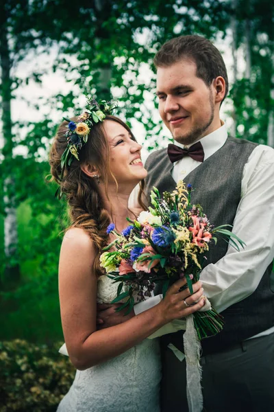 Mladá nevěsta a ženich ve stylu provence — Stock fotografie