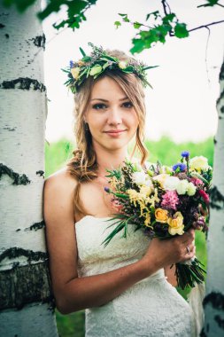 Ormandaki huş ağaçlarının yanında genç gelin.