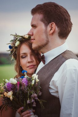 portre gelin ve damat alan arka plan üzerinde durmak