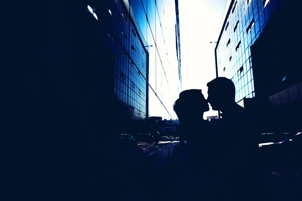 Svatební pár na pozadí zrcadlové budovy — Stock fotografie