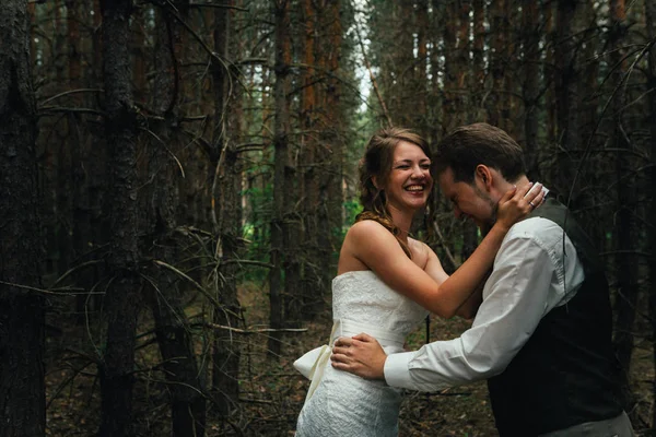 Brautpaar im Tannen-Wald — Stockfoto
