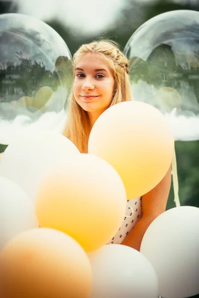 自然の背景に風船持つ少女の肖像画 — ストック写真