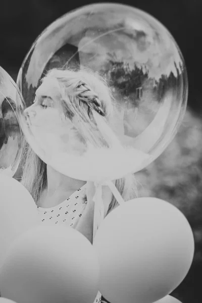 Negro blanco foto joven chica con globos en la naturaleza fondo — Foto de Stock