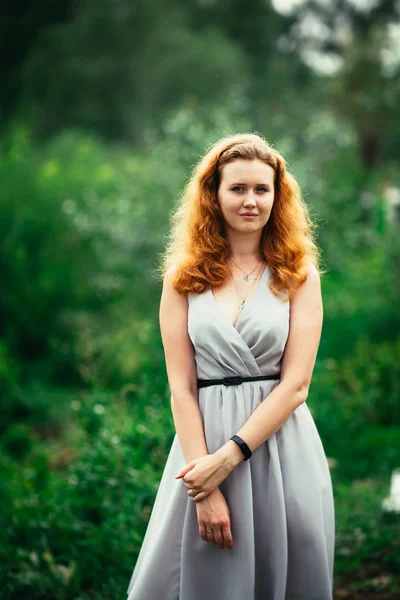 Ritratto di una ragazza sullo sfondo di una natura — Foto Stock