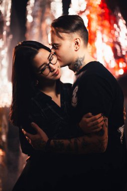 İki parlak bir arka plan üzerinde moda giysiler içinde