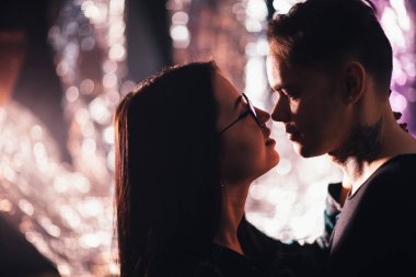 İki parlak bir arka plan üzerinde moda giysiler içinde