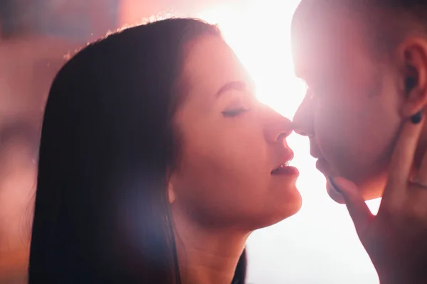 Chico y la chica beso primer plano en un fondo de luz . —  Fotos de Stock