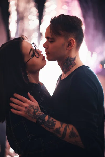 Chlap a dívka polibek detailní up na světlém pozadí. — Stock fotografie