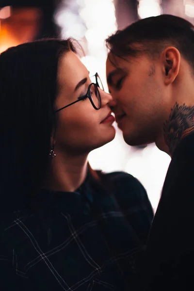 Ragazzo e la ragazza bacio primo piano su uno sfondo leggero . — Foto Stock