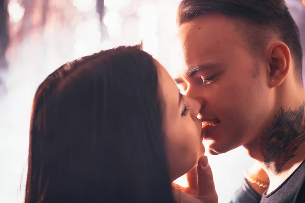 Chico y la chica beso primer plano en un fondo de luz . —  Fotos de Stock