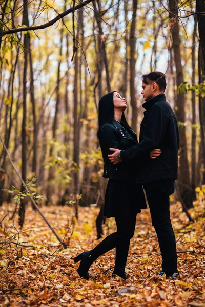 La ragazza e il ragazzo stanno camminando nella foresta autunnale — Foto Stock