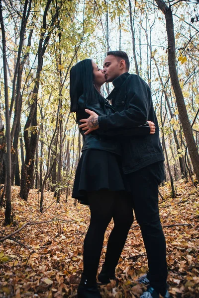 Facet i dziewczyna są spacery w lesie jesienią — Zdjęcie stockowe