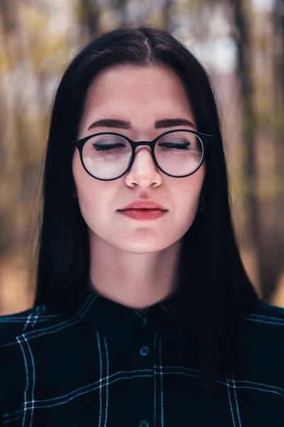 Retrato de uma jovem mulher na floresta de outono — Fotografia de Stock