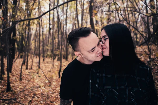 Jeune homme et jeune femme dans la forêt d'automne — Photo