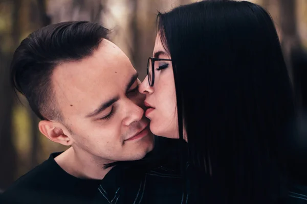 Joven hombre y mujer en el bosque de otoño —  Fotos de Stock