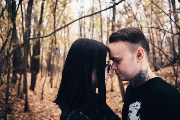 Giovane uomo e donna nella foresta autunnale — Foto Stock