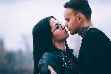 Erkek ve kadın nehir sonbahar yakın: