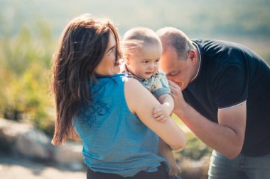 Doğada küçük oğlu olan mutlu bir aile.