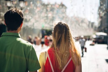 kız ve adam köprü arka plan üzerinde durmak