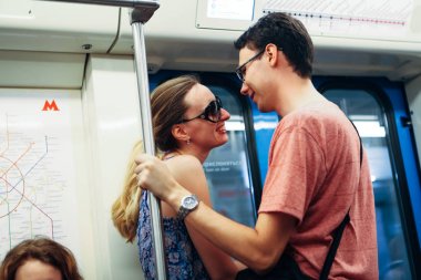 kız ve adam metroda standı