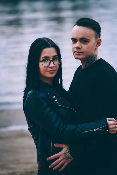 Hombre y mujer cerca del río otoño — Foto de Stock